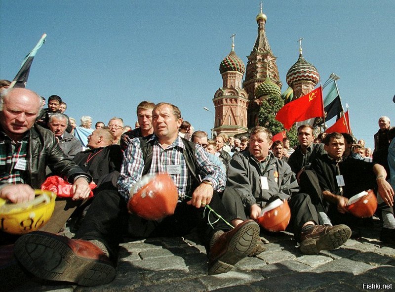 Традиции белоленточников имеют давнюю историю. Вот шахтеры-либералы-школота сидят на Горбатом мосту (для справки - Навальный в ту пору еще в школу ходил.)