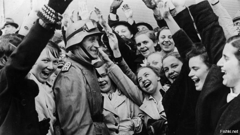 А так праздновали победу, 'славные' французские бойцы! Брили головы женщинам, которые пытались выжить. После того, как одна их мужская часть бежала поджав хвост, когда немцы входили во Францию, а вторая присоединилась к фашистским войскам.