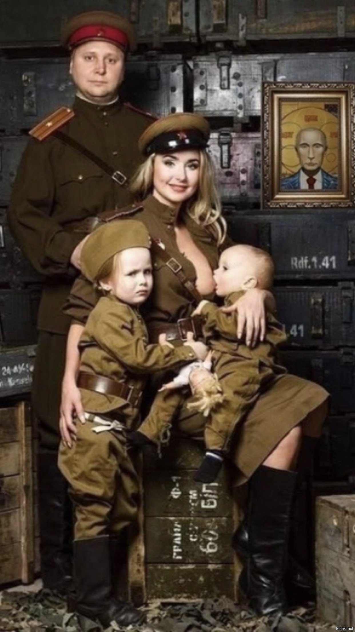 Семья в военной форме на 9 мая