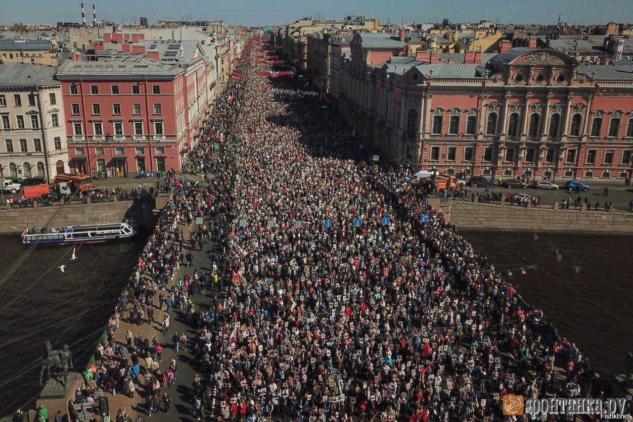 люди на невском проспекте в санкт петербурге