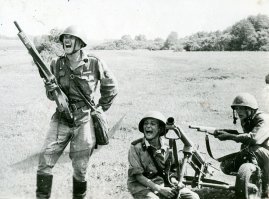 Вот вспомнилось детство, так же как носил форму, конечно в более зрелом возрасте- лет в 15, занимался в военно патриотическом клубе. Да и тогда(в 80-ые) находились те, кто кричал, что детей нельзя одевать в форму, что это отупляет подростков, что организаторы лишают детей детства. Но занимались с удовольствием.