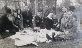 норм...покойники на традиции, пока не жалуются)) а предки даже с самоварами сидели...фото внизу:
1. Поминки на кладбище в Радоницу, 1909 год, Вятская губ
2. Смоленское кладбище   поминки. 1881
3. Поминки на Радоницу XIX век.
4. Поминки, Самара, XX век.