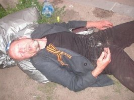 Почему же? По лавкам сижу и по вам, квасным патриотам которые уже завтра начнут заливать свой лыч "за дедов!". Вы б что-нить полезное, лучше б этим дедам сделали, их то осталось по пальцам пересчитать можно.. Но нет, вам бы побухать и поблевать в знак "уважения", смотреть на вас мочи нет, так у вас ещё язык поворачивается других людей в собственном скотстве обвинять. Позорище, тебе в глаза пенсионерам смотреть не стыдно?