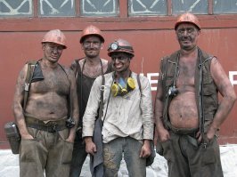 бедная баба, вкалывает как лошадь.