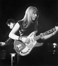 Знатоки, подскажите, что за модель электрогитары и кто производитель?