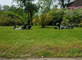 Судя по садовой скульптуре ,которая стоит почти в каждом дворе,и катерам намного дороже