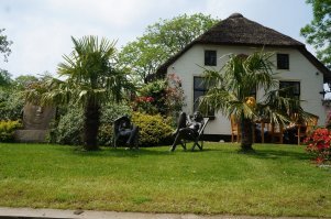 Судя по садовой скульптуре ,которая стоит почти в каждом дворе,и катерам намного дороже