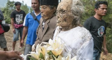 Пикник на кладбище: как екатеринбуржцы поминали своих родных