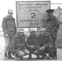 не знаю как кому, но нам в ММГ ПВ СССР больше по сердцу и по ногам приходились берцы...
кто нёс подобную службу согласится что в кирзачах было не совсем удобно!