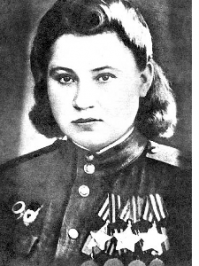 Фото современное, так как:
1. Санитарных сумок подобного образца не было в годы Великой Отечественной, это далеко послевоенная модель Советской Армии. 
2. Поясной ремень - современный офицерский, со штампованной пряжкой;
3. Погоны тоже современные, судя по характерной форме, к тому же ещё и пластмассовые, с современными же плоскими погонными пуговицами и какими-то левыми лычками и мед. эмблемами совершенно не в том месте где нужно.
За годы войны 89 женщин стали Героями Советского Союза, 9 – Героями России (звания присвоены в 1990-2000 гг.), 4 – полными Кавалерами ордена Славы. 
Женщины полные Кавалеры ордена Славы:
1. Станилиене Дануте Юргио - пулеметчица.
2. Нина Павловна Петрова -снайпер.
3. Матрёна Семёновна Нечепорчукова - санитарный инструктор.
4. Надежда Александровна Журкина - воздушный стрелок-радист.
Фото
Вот фото Матрёны Семёновны Нечепорчуковой.