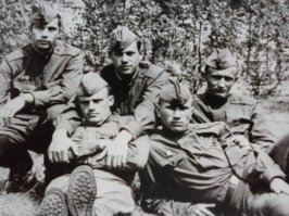 Первые два - три месяца чувствовался вес, а потом, как в них и родился. 
Лето 1968 г уже дембеля.