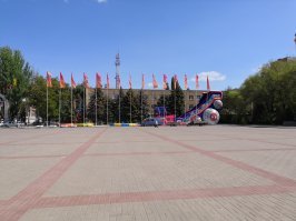 Волгодонск,площадь Победы,по которой уже прошёл парад. 8 мая здесь расположили аттракционы,в честь праздника,я думаю. И в целом праздник превратили в карнавал и ярмарку. Обидно.