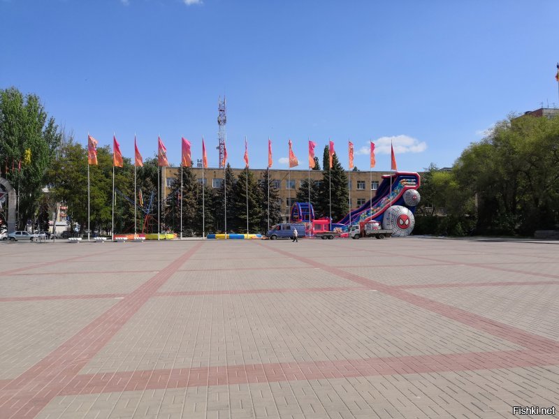 Волгодонск,площадь Победы,по которой уже прошёл парад. 8 мая здесь расположили аттракционы,в честь праздника,я думаю. И в целом праздник превратили в карнавал и ярмарку. Обидно.