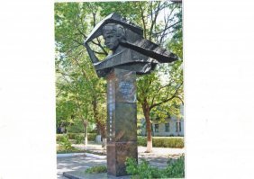 Памятник Лилии Литвяк г. Красный Луч, Луганская обл. Так же в честь нее названа Гимназия №1