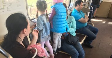 В самолётах отдельный класс нужен для мамаш с детьми, пускай едут сами в своей вони и криках постоянных.. А то щемятся в общий класс и требуют остальных быть терпимыми, пока их ребёнок гоняет газы как 40 летний диабетик или орёт как Газманов в брачный период. То что у неё невоспитанная личинка быдла растёт, мамаша не понимает и не пытается воздействовать на своё чадо, она пытается всем доказать что они нетерпимы. Так вот, я бы голосовал за то, чтоб в самолётах отгараживали 8-10 мест (ну либо сколько там в среднем летает за рейс - посчитать) в отдельный салон, и принудительно туда бы запихивали яжематерей с отпрысками не достигшими 8 лет. Пускай там сидят и в собственном соку варятся, мот  хоть посмотрят на себя со стороны и друг дружке объяснят - как надо вести себя. Обычные люди почему должны страдать? Да, разумеется перелёт в таких кабинах должен оплачиваться по более высокому тарифу, ибо стюардесс надо как-то материально поощрять, за то что они заходят в  эту клоаку полную гадюк брыжущих ядом и пытаются им чем-то помочь.
Я вообще не против детей, я простив свиноматок, которые считают что фактом рождения ребёнка, все вокруг становятся ей по гроб обязаны, и очень огорчаются, когда им сообщаешь что любая свинья может родить, а вот вырастить достойного человека могут далеко не все (и наша большая страна  этому прекрасный пример). Так как у этих куриц мозгов своих нету, то просто в длительных путешествиях - их надо изолировать от основной массы путешествующих. Я б на этот цирк билеты продавал, чтоб трансляция велась как 7-мь яжемамок в замкнутом помещении пытаются переорать друг друга, потому что их ребёнок спит\какает\рыгает\поёт песню\ аутист. 
Разумеется 90% матерей нормальные, но оставшиеся просто затмевают их, потому что когда мы идём улице мы не обращаем внимание на красивые кованные узоры на фонарях освещения, а вот говно на асфальте мы видим стразу, а если не видим то чуем его запах. 
Поэтому прошу на меня не обижаться тем у кого есть дети (о боже мой, прикиньте, они есть у всех), просто проанализируйте своё поведение со стороны, возможно надо больше заниматься воспитанием своих детей, а не руганью с окружающими.