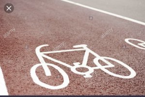 Он не нарисованный, это специальное шершавое покрытие, типа фактурной мелкогранульной штукатурки. Оно и есть красное само по себе. 
Я не обращала особого внимания в Нидерландах, но там оно вроде такое же, просто у нас я видела сам процесс. 
Может тут покрупнее будет понятней