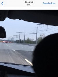 Вот не постановочное фото, чтоб поверить в реальность. Сама делала месяц назад. Это окружная Франкфурта, там на этом участке очень много развязок одна за другой и стоят ограничения скорости от 80 до 120 на разных участках и плотный поток, при любом раскладе особо не погоняешь и спешить бессмысленно. 
А как фуры ездят по двухполосному автобану? Они там тоже не могут обгонять.