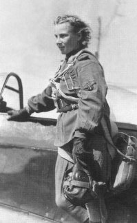 Лидия (Лилия) Владимировна Литвяк (18 августа 1921 1 августа 1943) лётчик-истребитель, командир авиационного звена, гвардии младший лейтенант, Герой Советского Союза (1990).Погибла в возрасте неполных 22 лет в бою над Миус-фронтом.Вылетов-168. Побед-12+4 в группе. Награды- Орден Красного Знамени 
Орден Отечественной войны I степени 10.01.1943, посмертно.
Орден Красной Звезды