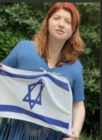 Ну начнём с того, что журналистка это как то громко сказано.
Далее, глянув в мордокниге, сразу понял что это. Диагноз(хоть я и не доктор) либеральная шизофрения.
 Да и сама оно не Дюймовочка, жирок присутствует. Ну вот вобщем сама дама. Если кто то хочет знать в лицо.

PS Почините свой уйё@банский спам фильтр.