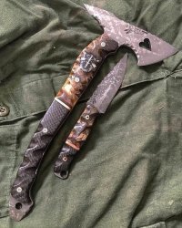 Сердечко на железяке из фильмов ужасов это так мило :)