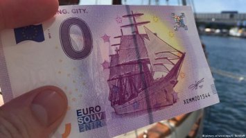 На 0 можно делить, ещё даже сдача останется 
В Германии появилась банкнота в ноль евро.
Стоит банкнота два с половиной евро.