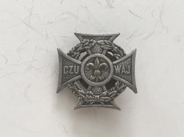 Начали наполнять в 80ые и добавляли до середины 90х. Значок польского пионера - харцера лежит.