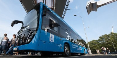 Электрические грузовики это конечно сомнительно, но может дешевле на электрозарядке сделать?