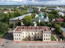Одна из стен Кремля была метрах в 200-300 за  водонапорной башней (в центре (сливается с ландшафтом - розово-белая)

ЗЫ В центре верхней левой четверти фото живу я.