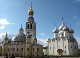 Жаль., что Вам так мало показали.
Только Соборную Горку.
Кремля давно уже нет, но есть Посадский двор.
Что был внутри Кремля (второй рубеж).
Колокольня, София, Александр Невский - за пределами стен Двора. Но в пределах бывшего Кремля.