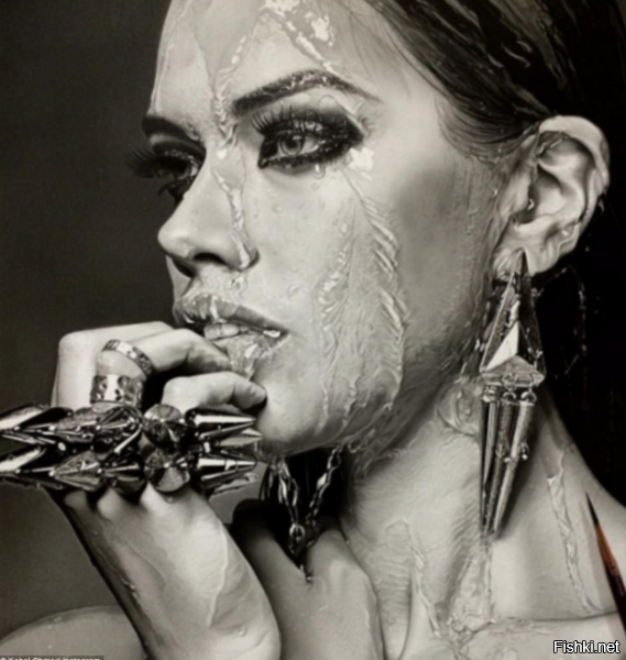 Ну не знаю....не знаю 
Вот произведения которые выдают за рисунки.......Хотя это больше смахивает на фото отредактированное специальным фильтром...


Немного понимаю о чём говорю.......У меня дед был копипастером, картины копировал, по меди работал, татуировки бил, лепнину делал.........Был инвалидом а без дела ему было скучно сидеть ......Бухать презирал.......

Ну так вот я у него научился по клеточкам, в 10 лет  картинки копировать.......Но я смог только самые простейшие , почти схематичные потому что работать с тенями   это нужно адское терпение и намётанный глаз..........Т.е. берёшь изначальную картинку которую хочешь скопировать разлиновываешь её по клеточкам 1 см Х 1 см
рисуешь такую сетку куда надо скопировать и тупо переносишь....

Да же мой дед ну довольно может и качественно копировал...но не шедеврально

Сейчас я могу примерно как на примере ниже.....У меня на даче рисунки попроще.......Но и то я от них вспотел))))))