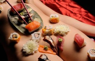 Нетаймори (Nyotaimori) древняя японская традиция. Что касается сакэ, то саке сортов «Хондзёдзо» и «Дзюммай»  даже подогревают...