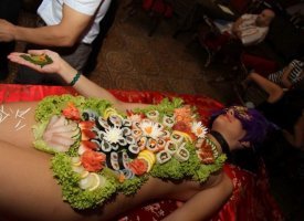 Не знаю насчет холодца, но японцы суши с аппетитом едят и сакэ запивают.