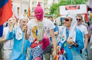 Ну поздравили тебя с религиозным праздником - ответь, что тебя это не касается и иди себе мимо. Максимум - выскажут сожаления. А чаще всего просто промолчат. Зато ты можешь на этом сайте прочитать соревнование в остроумии «как лучше оплевать верующего». Или ты этого тут тоже никогда не видел? Тебе воинствующие атеисты на Фишках тоже не попадались?
Ну и насчёт толпы и лозунгов: