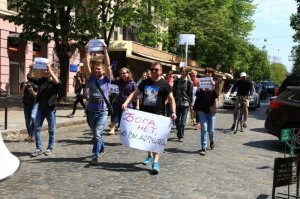 Ну поздравили тебя с религиозным праздником - ответь, что тебя это не касается и иди себе мимо. Максимум - выскажут сожаления. А чаще всего просто промолчат. Зато ты можешь на этом сайте прочитать соревнование в остроумии «как лучше оплевать верующего». Или ты этого тут тоже никогда не видел? Тебе воинствующие атеисты на Фишках тоже не попадались?
Ну и насчёт толпы и лозунгов: