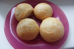 Вполне рабочий и не сложный рецепт. Даже я с нулевым кулинарным опытом осилил. На фото ополовиненный результат. Правда дети долго искали в булочках творог, так как было озвучено что они "с творогом". :-)