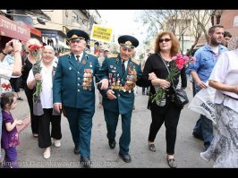 За виторгана скажу так: евреи, три тысячи лет (:?) назад победив когото - до сих пор празднуют Хануку. А нашу победу, спасшию жизни некоторого количества евреев, произошедшую несколько десятилетий назат - некоторые пархатые праздновать брезгуют. Это я не о нормальных евреях а о всяких виторганах и прочих гозманах. Нормальные евреи празднуют так:
