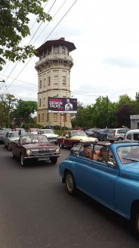А у нас в Кишинёве 9-го мая ветеранов отвезли к Мемориалу воинской славы в автоколонне на ретро-автомобилях.