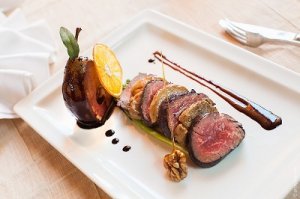 Нет, вот эстетика в еде. И красивая подача, и вкус, и сытость. 
А на фото в посте откуда вкус? От фиалок ? Или у макарон со шпинатом непревзойденный вкус?

Вкус при внешнем виде и малых порциях - это к малекулярной кухне. На фото, ИМХО, просто клумбы красивые