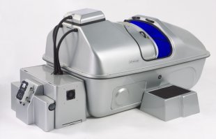 Камера сенсорной депривации

Камера сенсорной депривации, или флоатинг-капсула (англ. float   свободно плавать, держаться на поверхности)   камера, изолирующая человека от любых ощущений. Реализована в виде бака, в который не проникают звуки, свет и запахи. Бак заполнен раствором высокой плотности (раствором английской соли в воде), температура которого соответствует температуре человеческого тела. Помещённый в бак человек пребывает как бы в невесомости.

Впервые такая камера была использована Джоном Лилли в 1954 году для изучения эффектов сенсорной депривации. В процессе изучения психоанализа в Национальном институте психического здоровья Лилли начал проводить эксперименты с физической изоляцией. В то время в нейрофизиологии стоял вопрос о том, что требуется мозгу для работы и откуда он берёт энергию. Одна из точек зрения состояла в том, что источник энергии является биологическим и внутренним, то есть не зависит от внешней среды. Однако утверждалось, что если все стимулы убрать, то мозг уснёт. Лилли решил проверить эту гипотезу, создав среду, полностью изолированную от внешних воздействий, и начал исследовать сознание и его связь с мозгом. В то время он занимался исследованиями ЛСД и ряда других веществ и их воздействия на сознание, и использовал камеру для усиления их эффекта.

Питер Сьюдфелд и Родерик Борри из Университета Британской Колумбии изучали терапевтические применения камеры сенсорной депривации в конце 1970-х. Их техника была названа «Терапия ограниченной средовой стимуляции» (Restricted Environmental Stimulation Therapy, REST)

Техника взята из традиций Тибета,когда на одном из уровней научения монаха его помещали в полость пещеры,закрывая от любого восприятия окружающего...по сути оставляя с самим собой.,на длительное время.Еда поставлялась через перешеек,не позволявший проникать свету.Последствия были разными.

Использование камеры известными людьми

Опыт пребывания в камере сенсорной депривации знаменитого физика Ричарда Фейнмана описан в книге «Вы, конечно, шутите, мистер Фейнман!». Фейнман был приглашён Джоном Лилли после того, как последний послушал лекцию Фейнмана по квантовой механике.

Актёр Николас Кейдж провёл некоторое время в камере сенсорной депривации для того, чтобы изучить чувство клаустрофобии, при подготовке к съёмкам фильма «Башни-близнецы». Его герой, сержант полиции, был погребён в завалах ВТЦ.

Использовал камеру и серебряный призёр Олимпиады-2004 в Афинах и Олимпиады-2008 в Пекине, чемпион мира в залах 2008 года легкоатлет Филлипс Идову. Год, предшествующий Олимпиаде, лондонец провёл, борясь с травмой спины, и сенсорная депривация вполне себя оправдала. «Большинство дней, до того как я приехал сюда, я проводил во флоатинг-капсуле примерно один час. Я начал это в прошлом году, и это действительно снижает нагрузку на мою спину. И это очень расслабляет»   сказал он в интервью накануне Олимпиады.