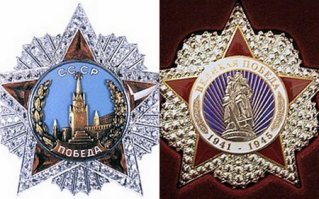 Знак на груди только похож на орден Победы, но у него другая розетка за звездой - перевернутый пятиугольник. У ордена Победы другая розетка - симметричная. Скорее всего, это знак "Великой Победы" какой-то "академии" АПОБ.