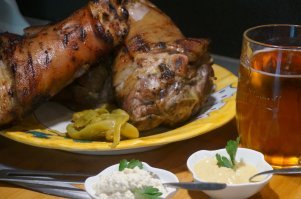 Вот эти рульки на фото - это передние. Мы готовим их в пиве. 

Если интересно, по ссылке рецепт рульки по-чешски: