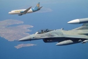 Фото с выпущенным шасси - это просто фото самолета при посадке, сделанная каким-то фотографом ранее. Фото снятое пилотом истребителя только эта