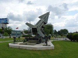 На рисунке американский зенитно-ракетный комплекс большой дальности MIM-14 Nike-Hercules. Автору минус за незнание матчасти и с3.14жженую историю.
