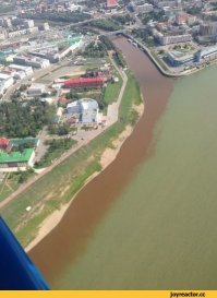 Ничего удивительного. Малый угол слияния и вода каждой реки течет у своего берега. Вот слияние Иртыша и Оми, у которых угол слияния почти 90 градусов