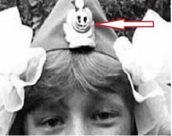 Что у Криси  на пилотке? Не помню таких символов, вот сверху октябрятский значок, а ниже что это?