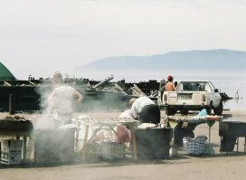 Байкал, Листвянка, копчение, непосредственно на месте, и торговля омулем.