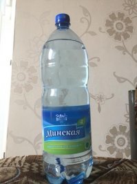 Читать этикетку надо, там где указана скважина и глубина - минеральная вода, там где вопрос скважины и глубины умалчивается - вода водопроводная. Автор, конечно, тупо скопировал текст который переведён с западного источника, а писала его девушка которая воду из под крана пьёт и размышляет о судьбах мира, глядя на чистые улочки из окна в Брюсселе.  Во многих городах СНГ, водопроводная система ужасна.. ну т.е. очистка проводится, но пока вода по трубам дойдёт до потребителей, она загрязняется  от старых труб и от стыковых соединений. Пить её можно, но вкус у ней уже не очень, и много лишнего мусора в организм попадает. Не сильно вредно, но и пользы не много. Выход у нас такой, покупаем на кухню фильтр с обратным осмосом для воды, чтоб готовить еду, чаи гонять, а если  хочется минералочки именно с солями и минералами, шуруем в магазин и внимательно читаем  этикетку, какие скважины и на какой глубине. Ну и да, покупать надо проверенных производителей, а то новые бренды от частных компаний, могут выпускать абы что, и за взятку печатать что это вода и слёз девственницы.
Получается чтоб помыть руки, и посуду у нас на кухне есть кран, чтоб попить-поесть - у нас вода чз фильтр, чтоб побаловать себя с утра после пьянки минерально-соляным раствором назовём его (физ раствор), есть Минская-4, Ессентуки, Боржоми.
И да, не надо одну минералку пить постоянно,  много солей в организме - тоже не полезно, лучше всего чередовать группу разных производителей, и от жажды пить именно обычную чистую воду. Перебарщивать - не надо. Минеральная вода  лишь дополнение к рациону, а не замена обычной.
Будьте здоровы :)