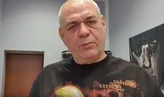 Ну зачем постоянно тулить фотки многолетней давности? Старый он стал, толстый, гляньте на мешки под глазами. Сильно сдал за последние полгода.