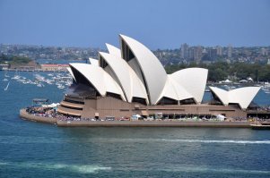 Ничоси там архитекторы! С виду завод какой-то. Наверное, на случай войны таким сделали. Противник налетит, разбомбит такой завод, чтобы он больше технику не производил... А и не жалко! И пока никто не видит, из такой вот оперы будут выезжать новые танки.