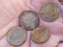 А вы не замечали, что можно найти советские монеты, которые пролежали в земле десятки лет, и в очень хорошем состоянии? А российские просто сгнивают. Что останется от этой эпохи, кроме стыда?